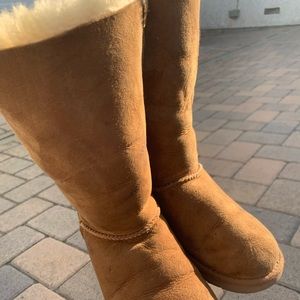#17 UGGS SIZE 3